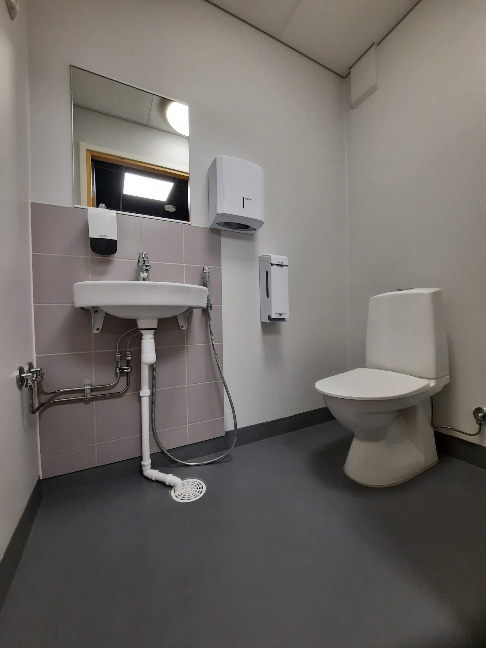 Lattialämmityksen asentaminen 800